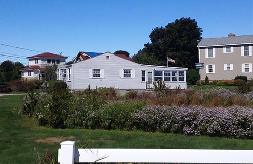 Rye House | Cozy, Stylish Bluebird Cottage, Steps To Jenness Beach! Fall & Winter Rentals