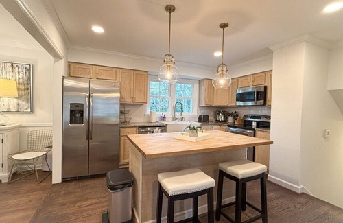 Charlotte House | Cozy & Stylish Escape | Ideal Location
