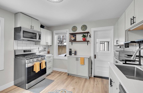 Englewood House | Cozy & Stylish Home in South Denver – Near Parks, Dining & Hospitals