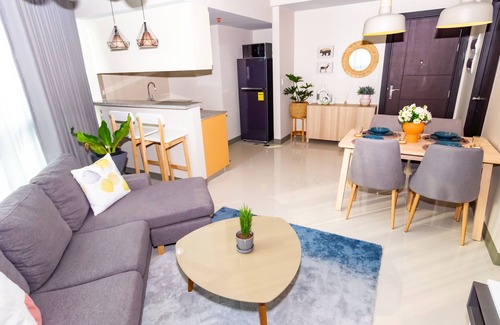 Bonifacio Global City Apartment | Cozy Suite w/Balcony/Fast WiFi across Mitsukoshi Mall & Uptown Mall