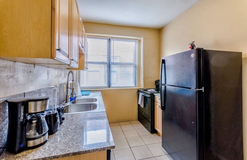 DeBaliviere Place Condo | Cozy Suite with King + Queen beds- Steps to MetroLink + Free Gated Parking