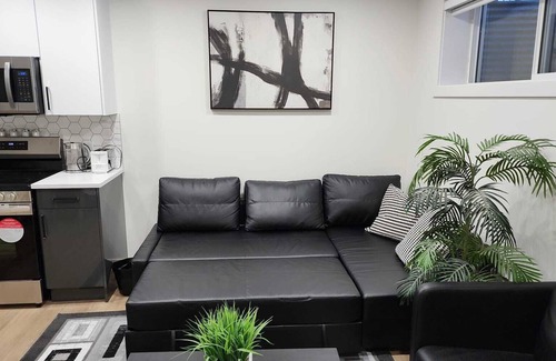 Southwest Edmonton Apartment | Cozy Super Luxury Legal Suite.20 minutes to the airport.
