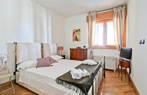 Garbatella Apartment | Cozy terrace apt close to Eataly and metro Piramide