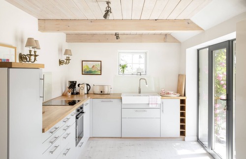 Pommerby House | Cozy thatched cottage with large fireplace and sauna