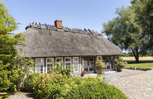 Pommerby House | Cozy thatched cottage with large fireplace and sauna