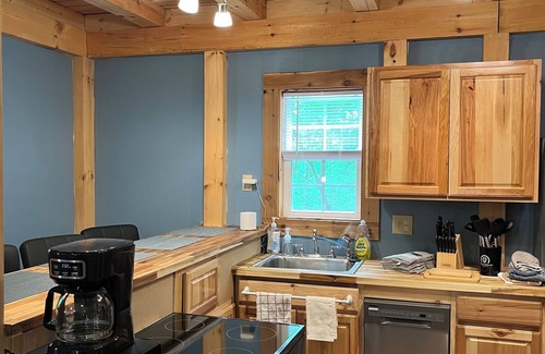 Rogersville Cabin | Cozy timber-framed Clinch Mountain cabin retreat near charming Rogersville, TN.