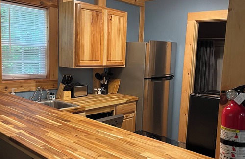 Rogersville Cabin | Cozy timber-framed Clinch Mountain cabin retreat near charming Rogersville, TN.