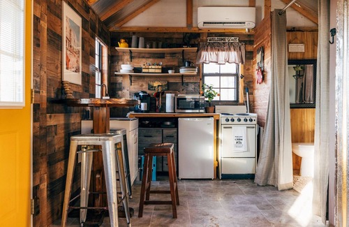 Holladay Cabin | Cozy Tiny Cabin w/Peace and Quiet- 3min from TN River, 1hr 15min from Nashville