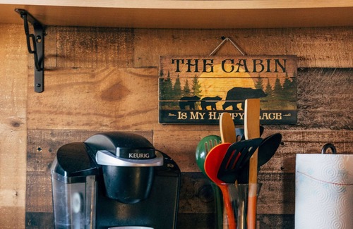 Holladay Cabin | Cozy Tiny Cabin w/Peace and Quiet- 3min from TN River, 1hr 15min from Nashville