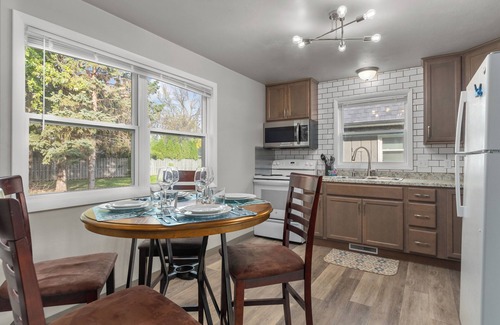 Appleton House | Cozy Townhome w/Garage in Appleton