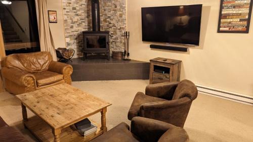 Warrior's Mark House | Cozy Townhouse on the main bus line