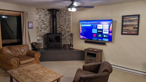 Warrior's Mark House | Cozy Townhouse on the main bus line