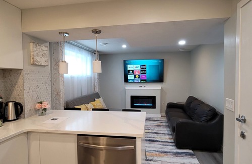 Southwest Edmonton Apartment | Cozy Two bedroom suite, 10mins from the Airport and major Edmonton Shopping mall