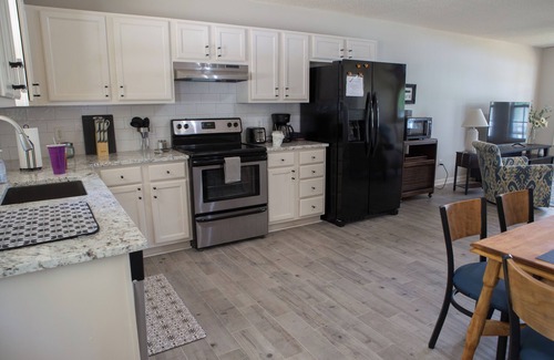 Lake Oconee Cottage | Cozy updated waterfront cottage/duplex on Lake Oconee.