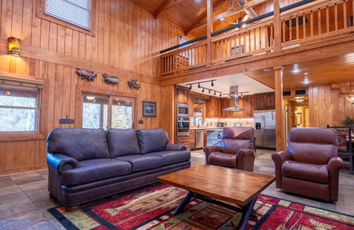 Wilburn Cabin | Cozy, upscale cabin with best view and fishing on the river!