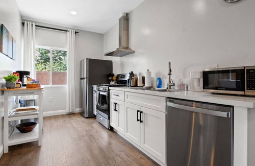 Azusa House | Cozy Urban Retreat: with King and Queen Beds, 1.5 Baths, Well-Equipped Kitchen, Private Backyard, and a Designated Parking Space.