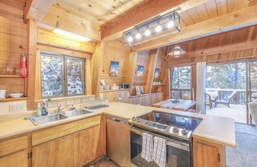 Lake Almanor Country Club Cabin | Cozy Cabin on over 1 acre. 5 min. to lake, close to Mt Lassen. DOGS WELCOME!