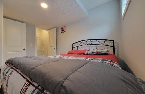Southeast Calgary Apartment | Cozy vacation! 3min from Cinema Plex, Biggest YMCA, South Health Campus, etc