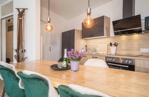 Schoenwald Apartment | Cozy Vacation Apartment 117 with Garden View, Wi-Fi and Balcony