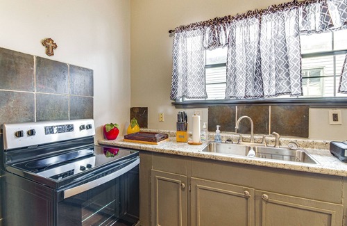 Vicksburg House | Cozy Vicksburg Home w/Patio ~ 1 Mi to Riverfront!