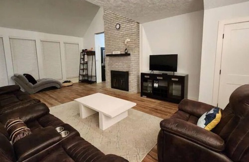 Tomball House | Cozy Victorian house. Pet friendly