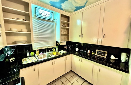 McAllen House | Cozy, Vintage Casita in The Heart of McAllen, Texas