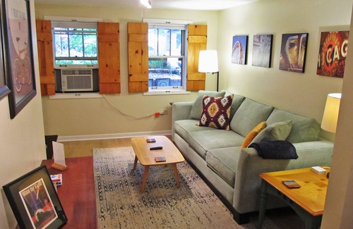 Ukrainian Village Apartment | Cozy Vintage Chicago Apartment near Downtown