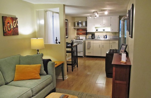 Ukrainian Village Apartment | Cozy Vintage Chicago Apartment near Downtown