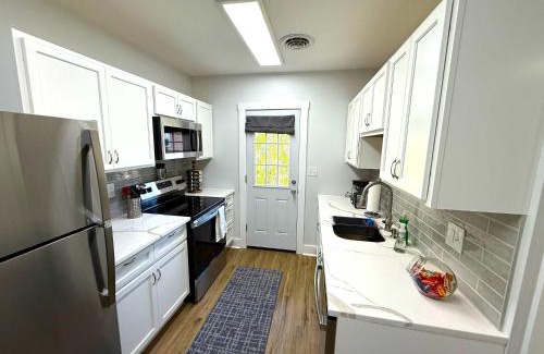 Wilmington Apartment | Cozy Walk up King Bed fast WiFi