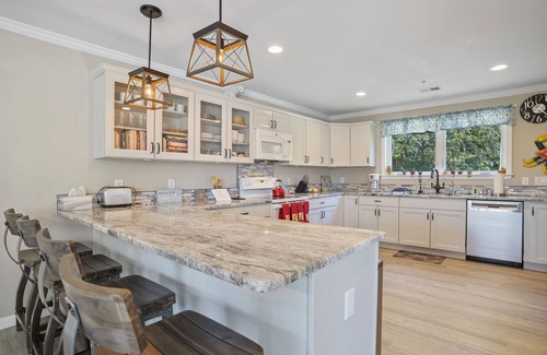 Annapolis House | Cozy, waterfront, 5BR 4BA house w 2 decks near USNA & downtown