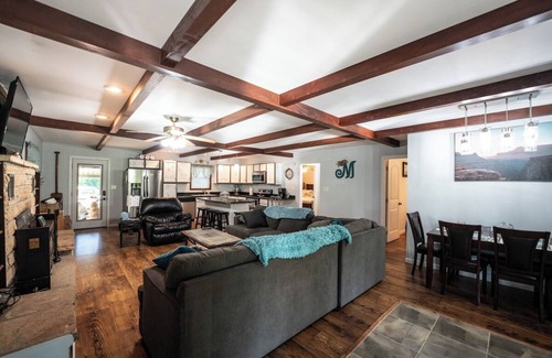 Doniphan House | Cozy Waterfront Getaway ~ Private Dock ~ Doniphan