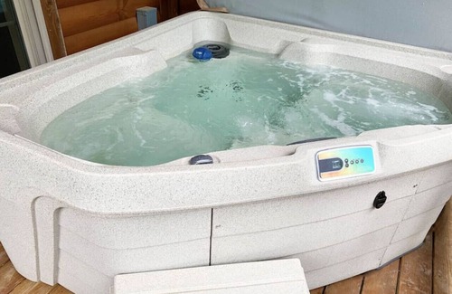 Millersburg Apartment | Cozy Waterview Lodge Suite w/Hot Tub