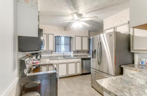Waycross House | Cozy Waycross House with Yard and Screened Patio!