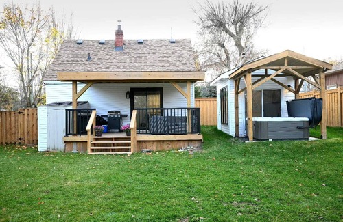 York Regional Municipality House | Cozy weekend gateway with river creek backyard.