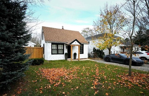York Regional Municipality House | Cozy weekend gateway with river creek backyard.
