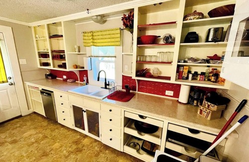 Over Place Area House | Cozy West TX Hideaway (3 TVs | pet friendly)