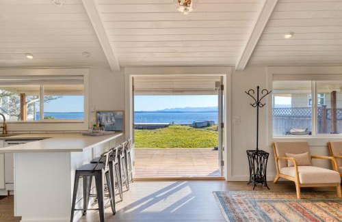 Freeland House | Cozy Whidbey Island Stay Steps on the beach Fireplace BBQ Near Trails