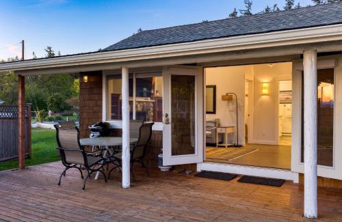 Freeland House | Cozy Whidbey Island Stay Steps on the beach Fireplace BBQ Near Trails