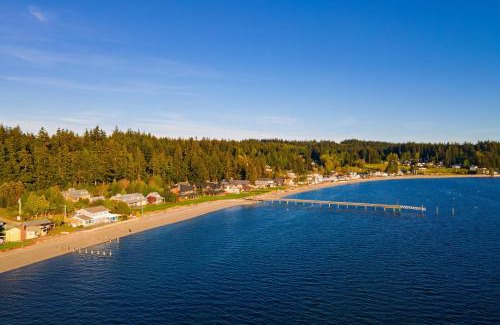 Freeland House | Cozy Whidbey Island Stay Steps on the beach Fireplace BBQ Near Trails