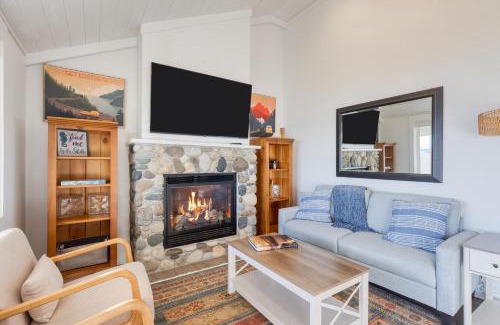 Freeland House | Cozy Whidbey Island Stay Steps on the beach Fireplace BBQ Near Trails