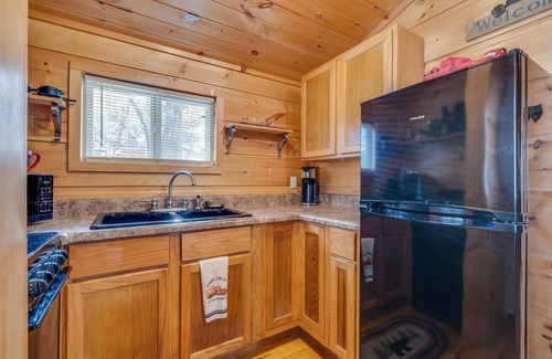 Butler Cabin | Cozy Wooded Cabin with Lake Views-Nature Retreat!