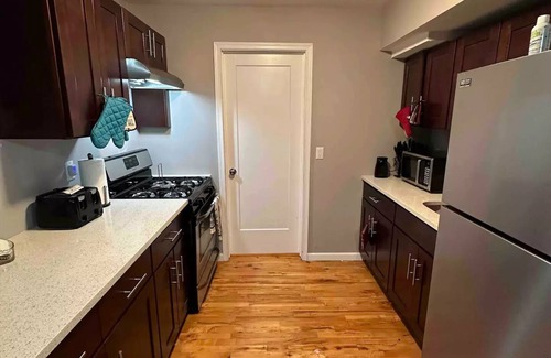 Newark Apartment | Cozy yet spacious 2 bed roomnn