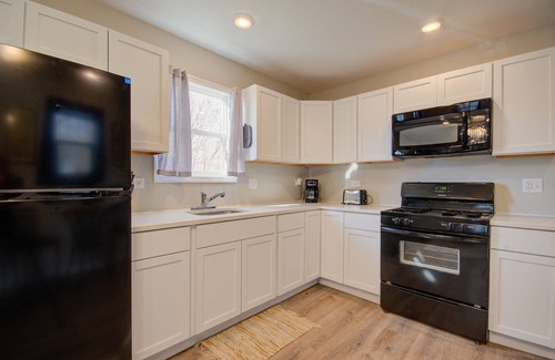 Morris Cottage | Cozy1bed with LG private fenced yard, Brisbin Rd I-80 Short to Long-term ADD RV