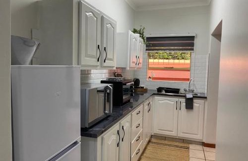Eldoraigne Apartment | CozyatCaley - Private Apartment