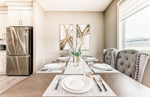 Calgary House | Cozyhub Vacation Rental - CalgarynClose to the Park, YYC Airport/Central AC