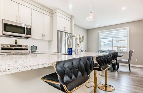 Calgary House | Cozyhub Vacation Rental - CalgarynClose to the Park, YYC Airport/Central AC