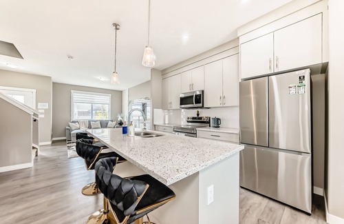 Calgary House | Cozyhub Vacation Rental - CalgarynClose to the Park, YYC Airport/Central AC