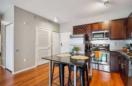 Mill District Apartment | CozySuites 2BR Mill District with pool, gym # 01