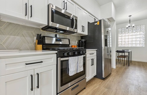 Glendale Sports and Entertainment District Apartment | CozySuites at Glendale