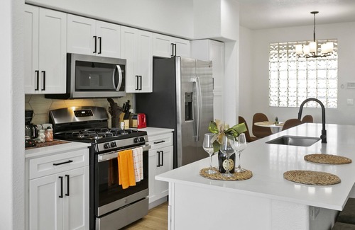Glendale Sports and Entertainment District Apartment | CozySuites at Glendale